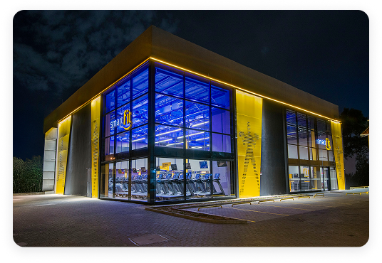 Pessoas treinando na academia