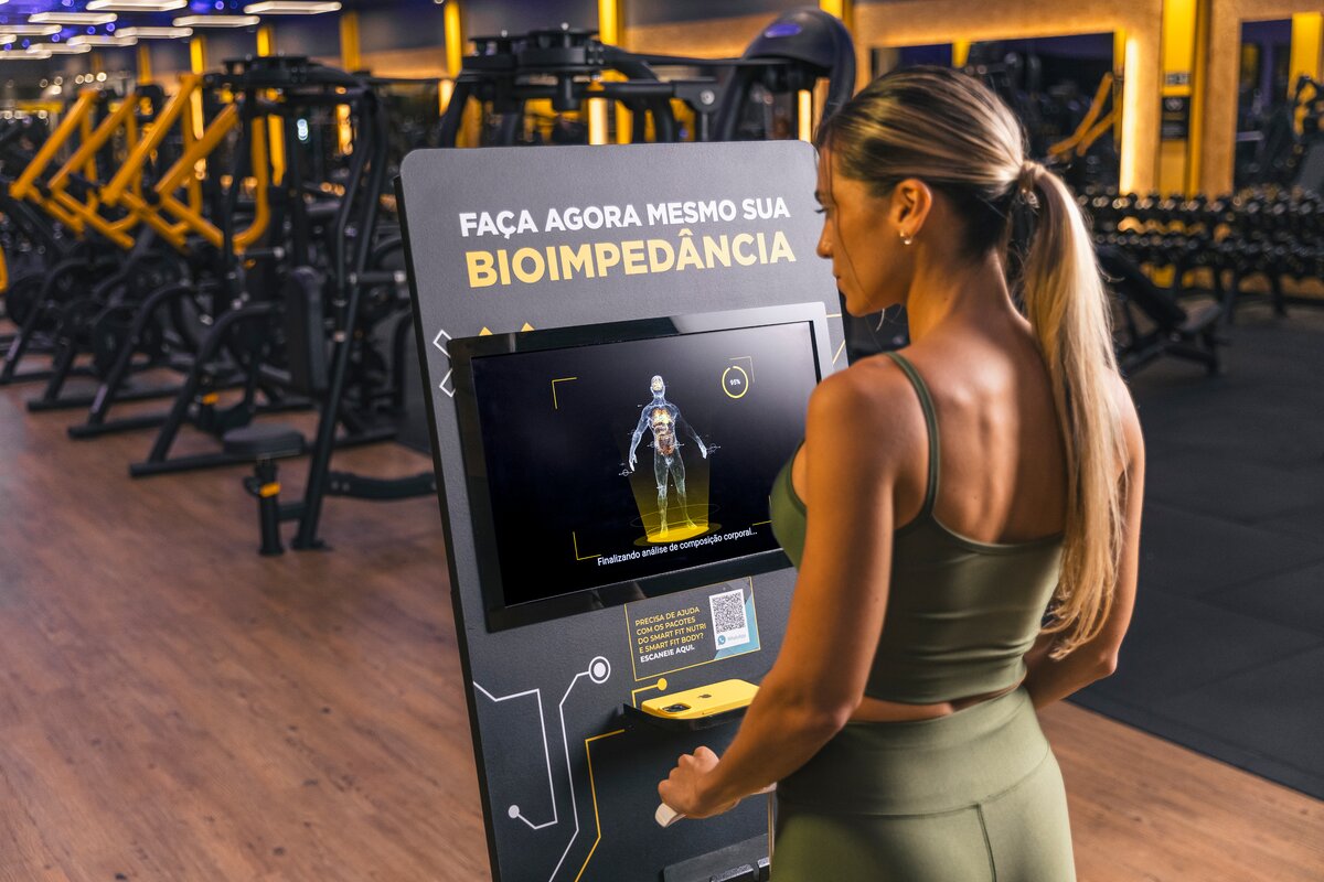 Mulher realizando exame de bioimpedância na academia Smart Fit