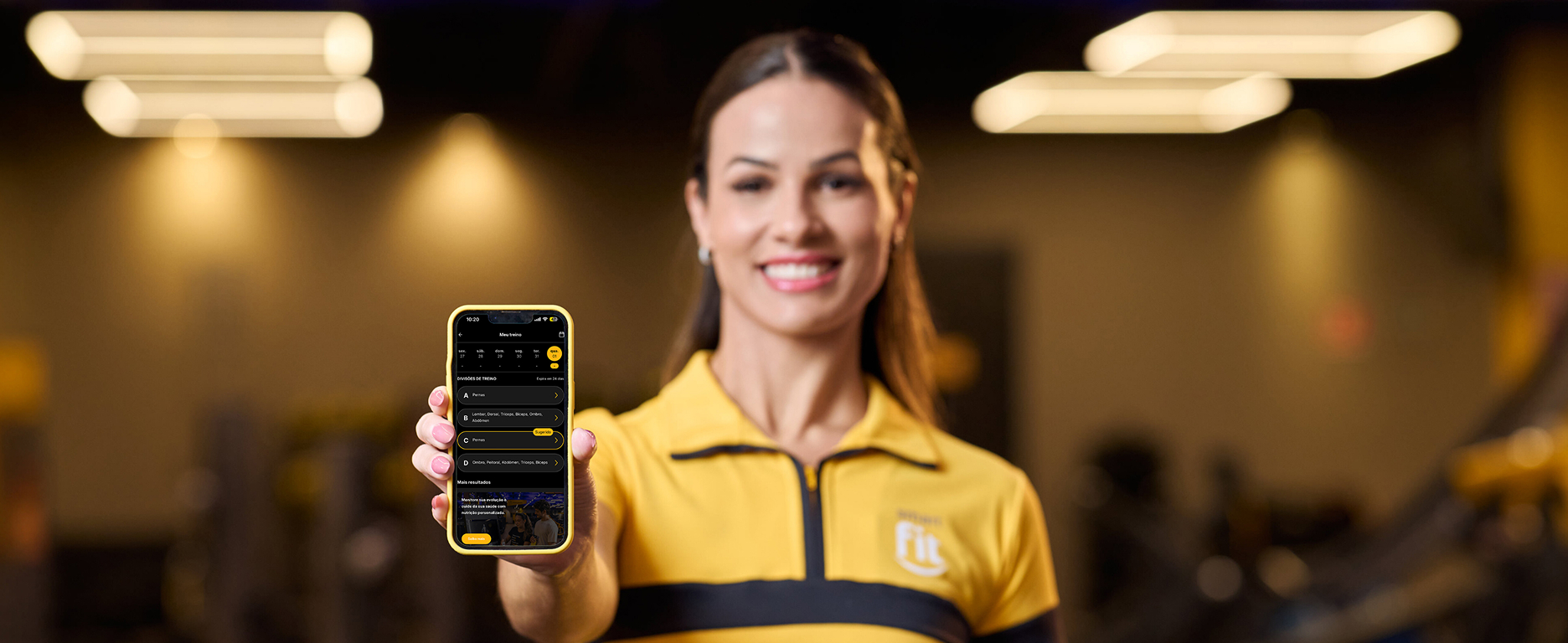 Profissional Smart Fit Coach mostrando o aplicativo de treino personalizado